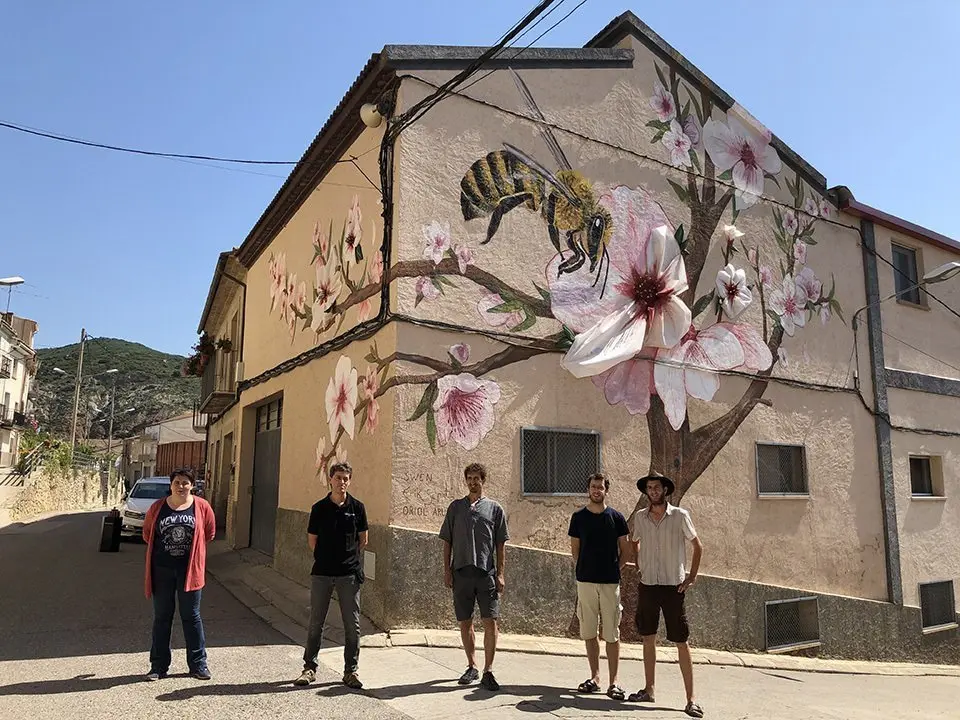 Ferran Alemany, l'alcaldessa Estefania Rufach, amb Oriol Arumí i els germans Swen i Erik Schmit davant del mural 'Pol·linitzant l'ametller' a Os de Balaguer ©Territoris