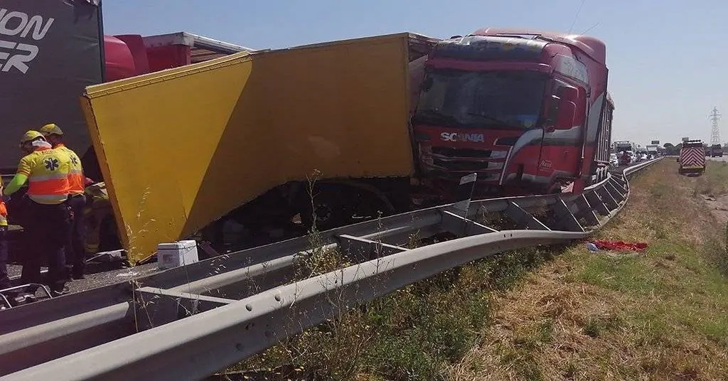 Un dels camions implicats en l&#39;accident que ha tingut lloc a l&#39;A-2, a Fondarella