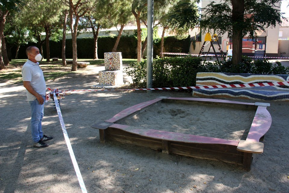 Pla general de l'alcalde d'Alcarràs, Manel Ezquerra, mirant l'estat d'un parc infantil precintat des d'aquest divendres al Parc Gaudí d'aquesta localitat del Segrià. Imatge del 4 de juliol de 2020 (Horitzontal).