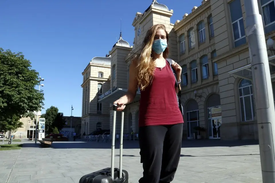 La Irene García, a punt d'agafar un tren a l'estació de tren de Lleida en direcció Madrid, on viu, després d'arribar en autobús des d'Andorra, on treballa. Imatge del 5 de juliol de 2020. (Horitzontal)