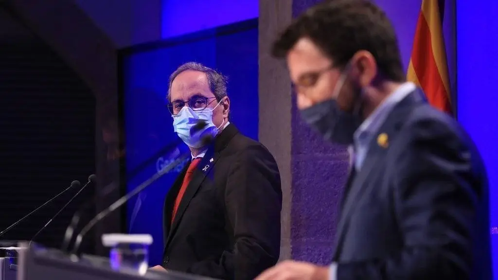 El vicepresident del Govern, Pere Aragonès, desenfocat en primer terme i el president Torra en segon pla enfocat el 13 de juliol del 2020 (horitzontal)