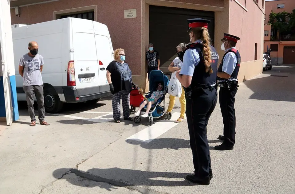 Patrulla de Mossos d&#39;Esquadra recorda les mesures de seguretat a clients d&#39;un supermercat