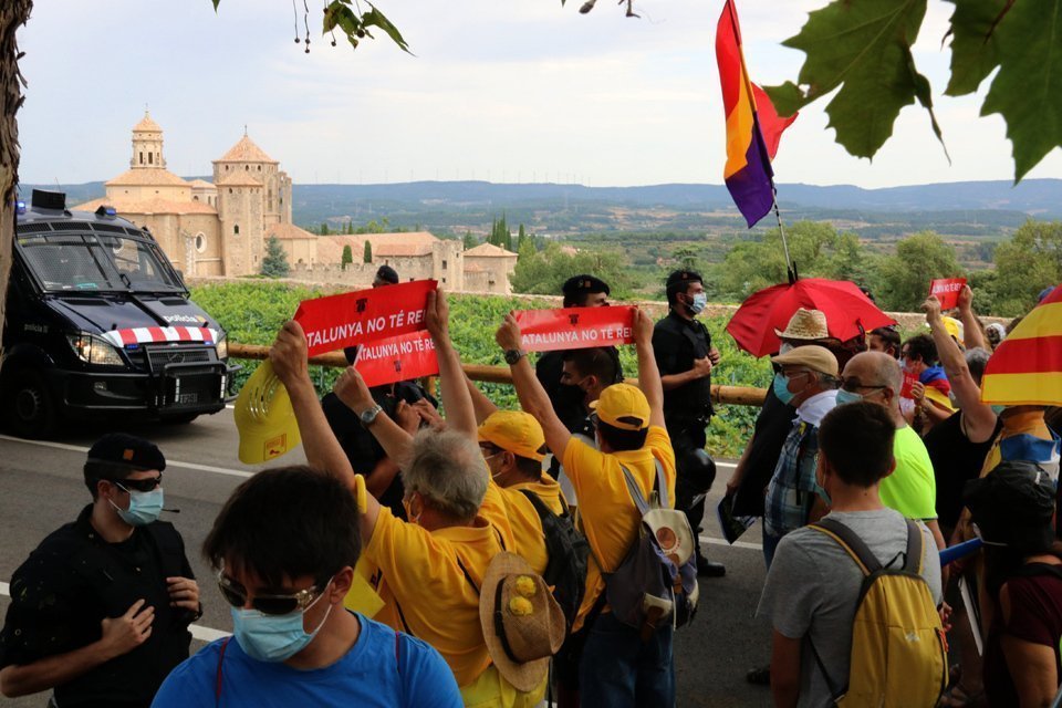 Pla general de nombrosos manifestants exhibint pancartes contra el rei prop del monestir de Poblet el 20 de juliol del 2020 (horitzontal)