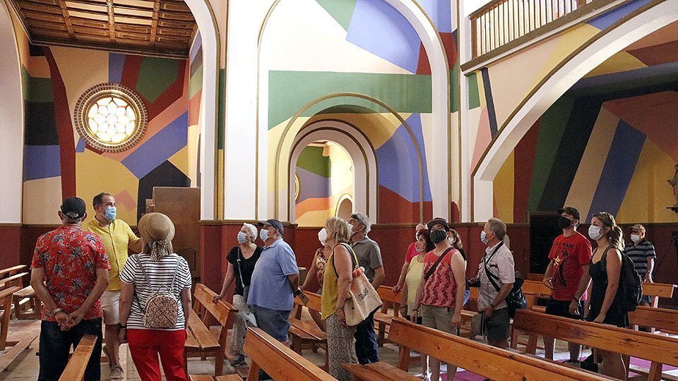 L&#39;alcalde de Penelles Eloi Bergós mostra el primer mural del GarGar als visitants