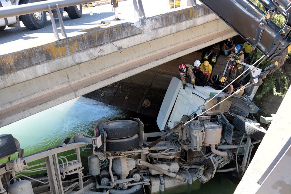 Un camió ha caigut al canal de Balaguer al terme municipal d&#39;Alcoletge