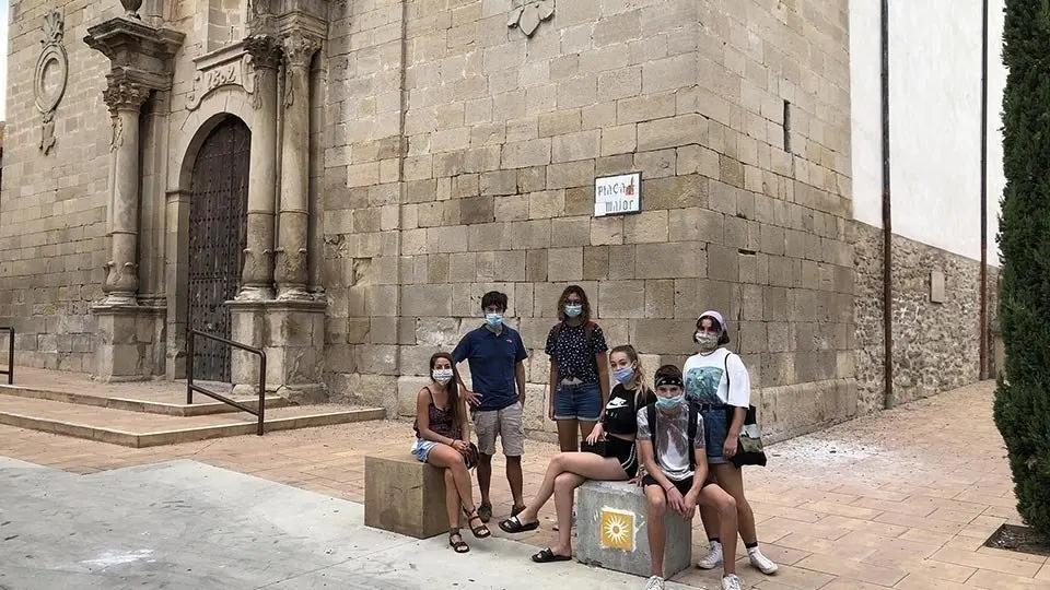 Els participants en el Camp de Treball del Palau amb una de les rajoles del camí Ignasià