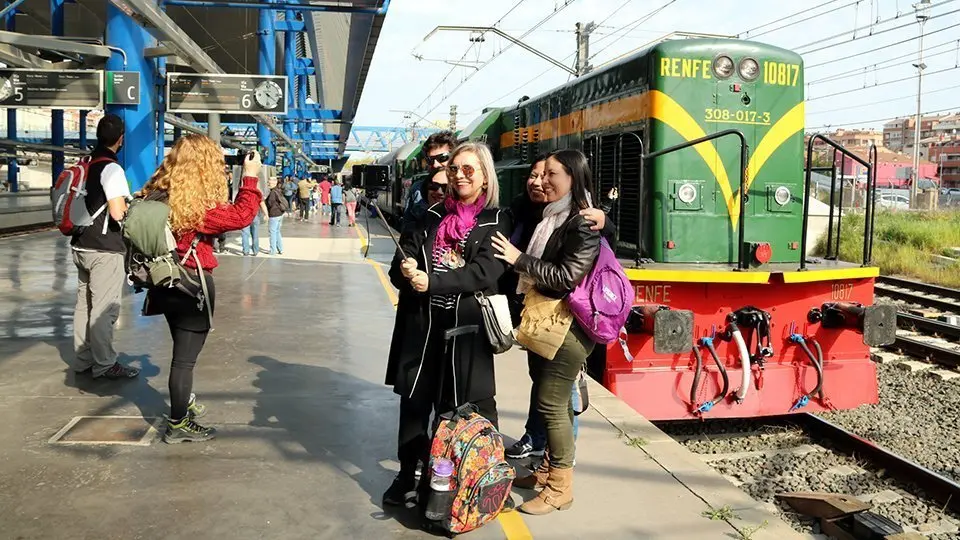 Usuaris esperant la sortida del Tren dels Llacs