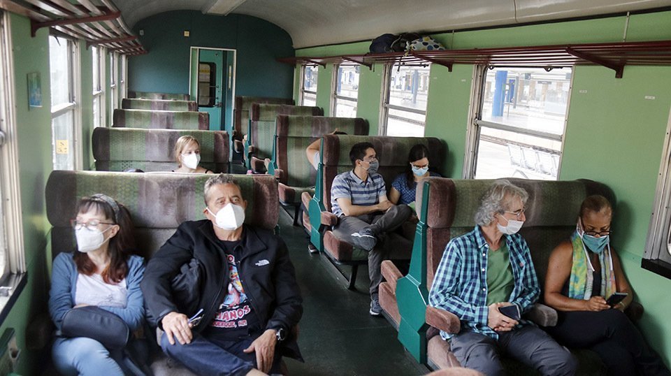 Un grup de passatgers en un dels combois del Tren dels Llacs