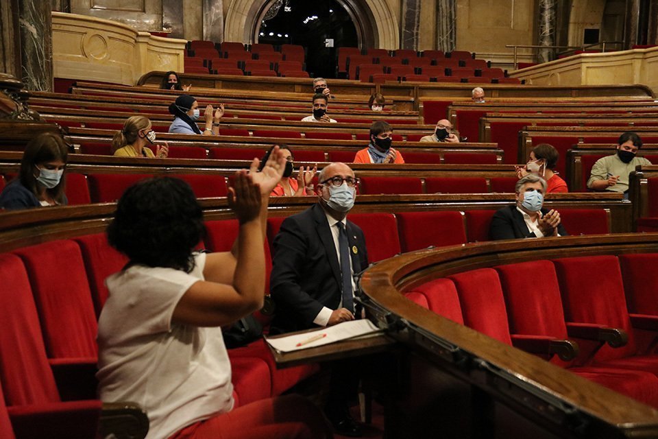 Pla obert de diversos diputats aplaudint després de l'aprovació de la llei de regulació del lloguer el 9 de setembre del 2020. Horitzontal.
