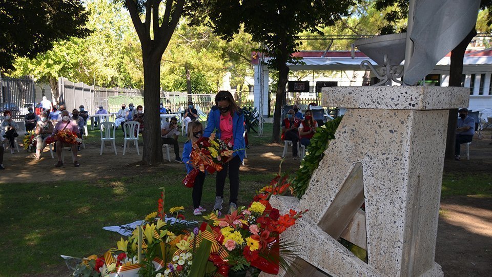 Ofrena al monument a la Senyera a Mollerussa en la Diada Nacional