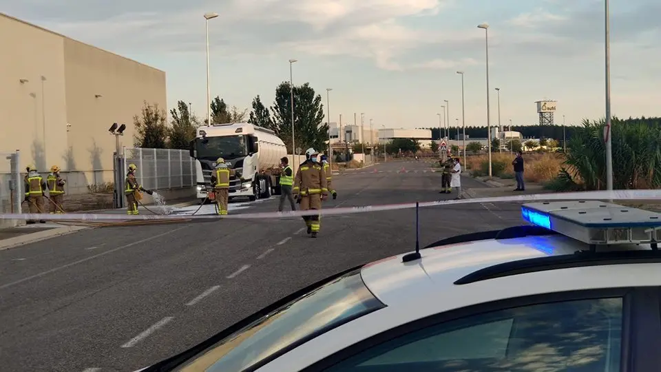 El vehicle que va patit la fuga descarregant en l&#39;empresa del Palau