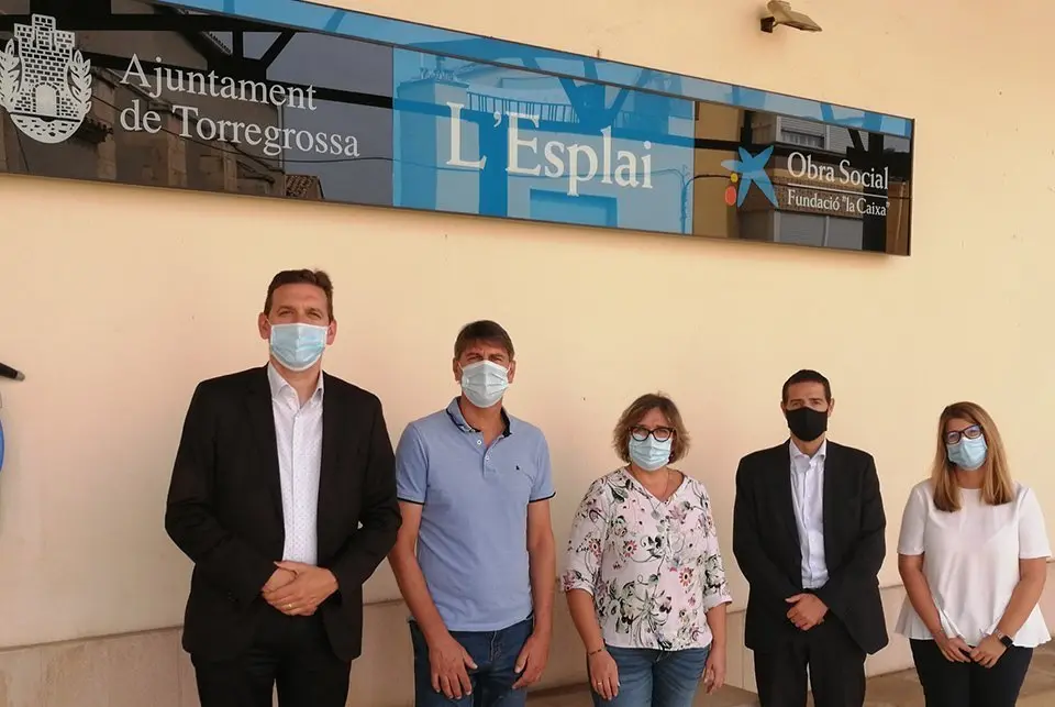 L'alcalde Josep Maria Puig, la regidora Maribel Zamora amb els directius de la Caixa