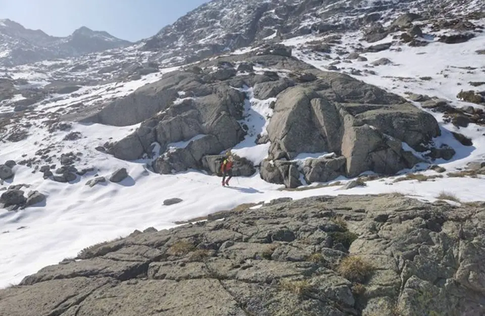 Pla obert on es pot veure una imatge captada des de l'helicòpter de la recerca d'una parella de joves desapareguts al Parc Nacional d'Aigüestortes i Estany de Sant Maurici, el 30 de setembre de 2020. (Horitzontal)