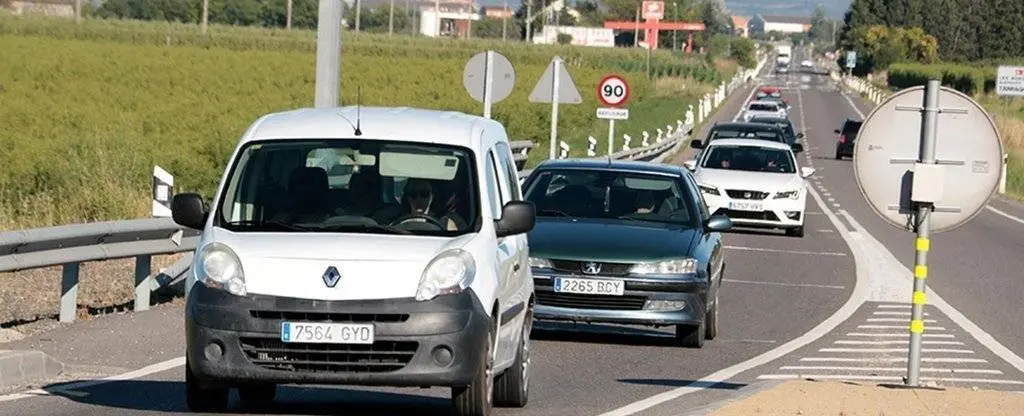 Degoteig de vehicles circulant per l'N-240 en sentit Lleida, a la rotonda de Margalef, al terme municipal de Torregrossa, el 5 de juliol del 2020. (Horitzontal)