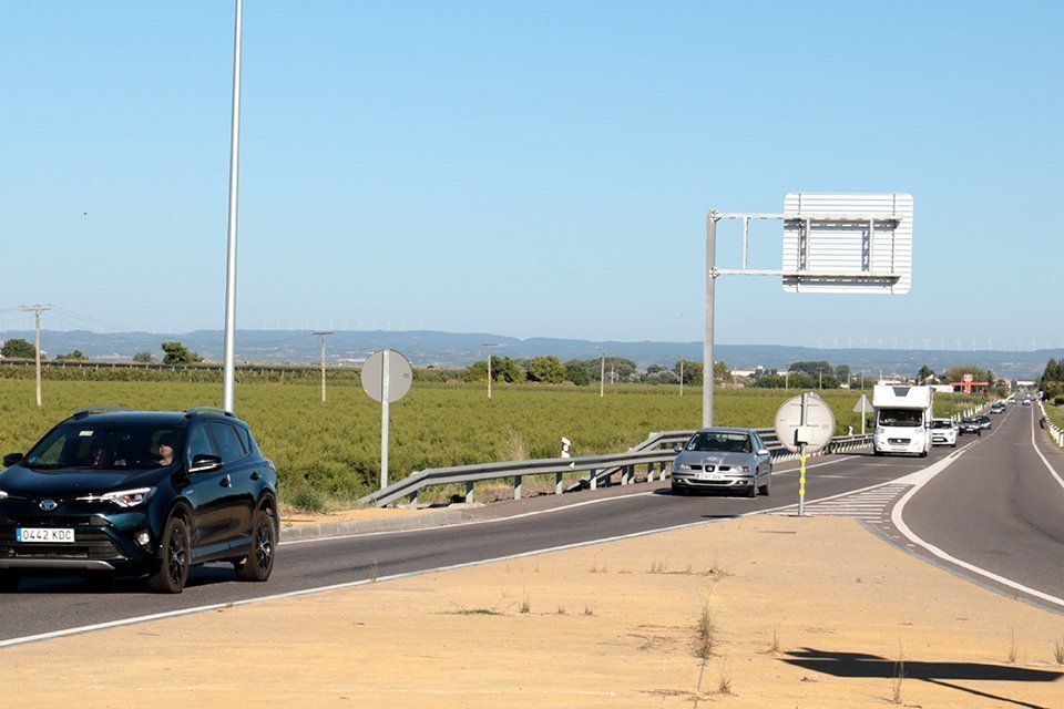 Imatge de vehicles circulant per l'N-240 en sentit Lleida, al terme municipal de Torregrossa, el 5 de juliol del 2020. (Horitzontal)