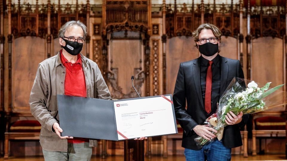 El poeta Txema Martínez rep el premi Jocs Florals 2020 del festival Barcelona Poesia al Saló de Cent de l&#39;Ajuntament de Barcelona el 14 d&#39;octubre del 2020. Pla americà. (Horitzontal)