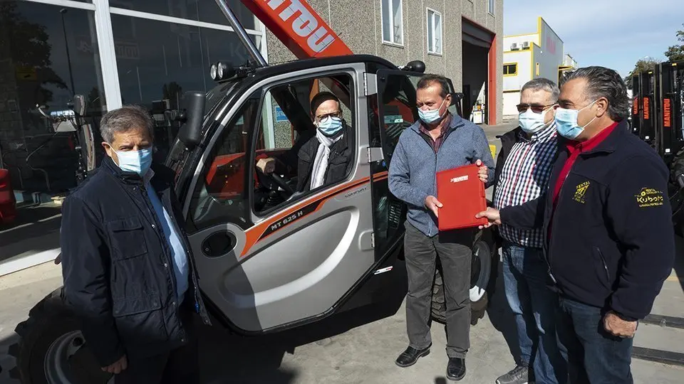 Carles Vega, Antoni Reig, Jordi Colom, en el lliurament del tractor Manitu