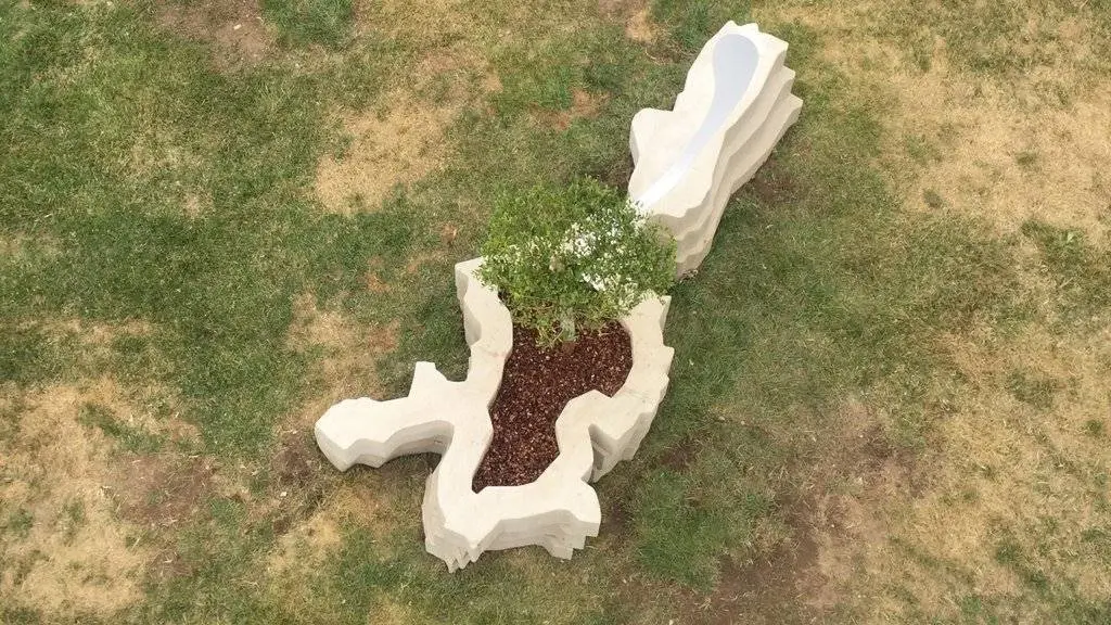 Vista aèria de l&#39;escultura &#39;Sospirs de Pau&#39; instal·lada al cementiri de Lleida en record dels lleidatans que van morir durant el confinament - Ajuntament de Lleida