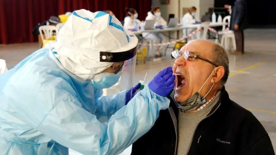 Una infermera fent una PCR a les Borges Blanques el passat octubre @ACN