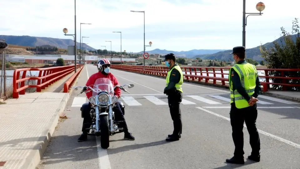 la Guàrdia Civil aturant a Mequinensa un veí de la Granja d'Escarp que havia sortit a fer una volta en moto. Imatge del 27 d'octubre de 2020. (Horitzontal) Laura Cortés