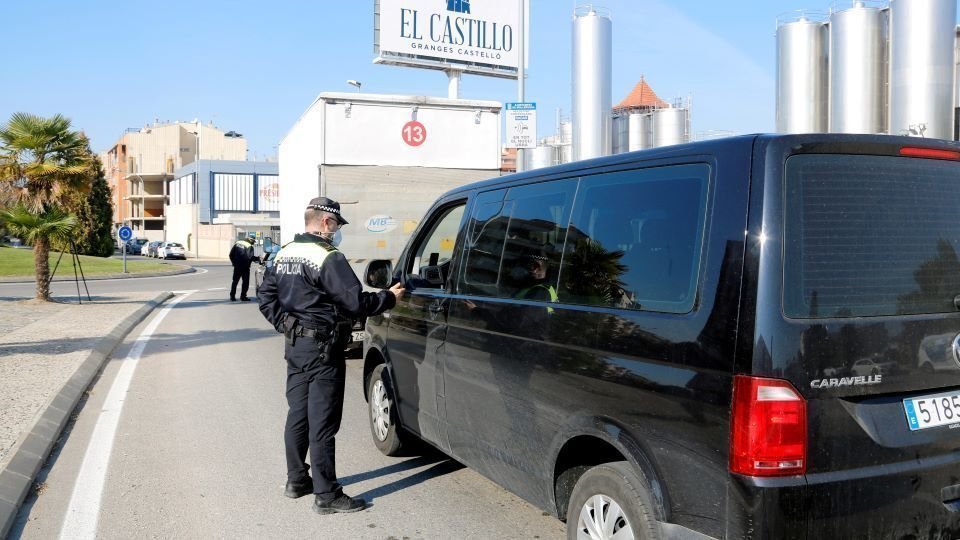 Pla general on es pot veure un control de la Policia Local de Mollerussa al trànsit que accedeix al municipi des de Barcelona, per les noves restriccions per frenar la covid-19, el 30 d&#39;octubre de 2020. (Horitzontal) - oriol bosch