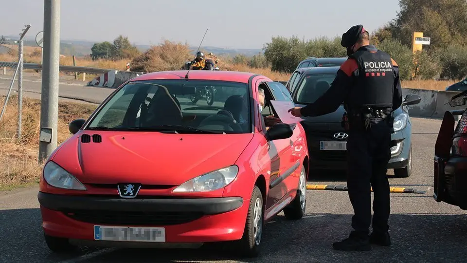 Els Mossos d&#39;Esquadra en un control a l&#39;antiga N-II, al terme municipal d&#39;Alcarràs