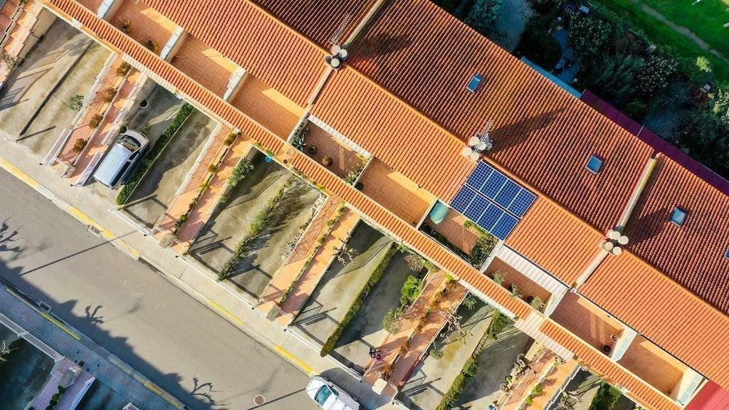 Vista aèria de plaques solars instal·lades sobre la teulada en una casa a Lleida - Paeria de Lleida
