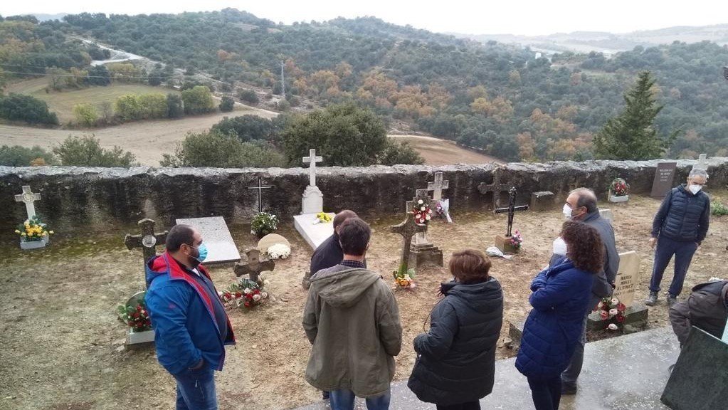 Imatge de l'enterrament de les restes de dos soldats republicans al cementiri de Foradada, el 4 de novembre del 2020. (Horitzontal)