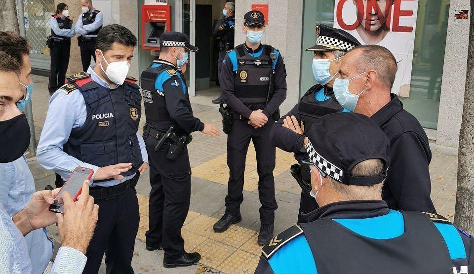 Agents de la Guàrdia Urbana amb l&#39;alcalde de Lleida, Miquel Pueyo, en el lloc de l&#39;atracament