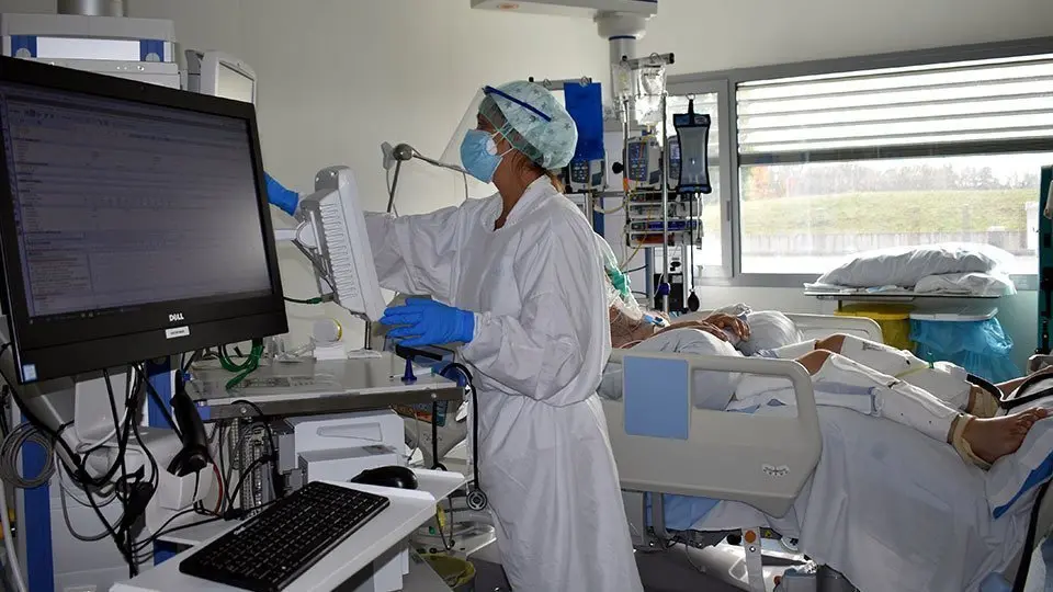 Un boxs de l&#39;UCI amb un pacient ingressat per coronavirus