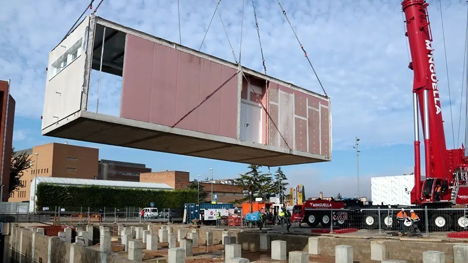 La instal·lació dels mòduls industrialitzats per a l&#39;edifici annex de l&#39;Hospital Universitari Arnau de Vilanova de Lleida