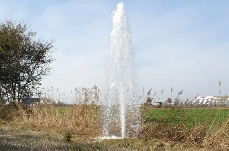 Un tractaor trenca la canonada d&#39;aigua de Linyola @AjLinyola