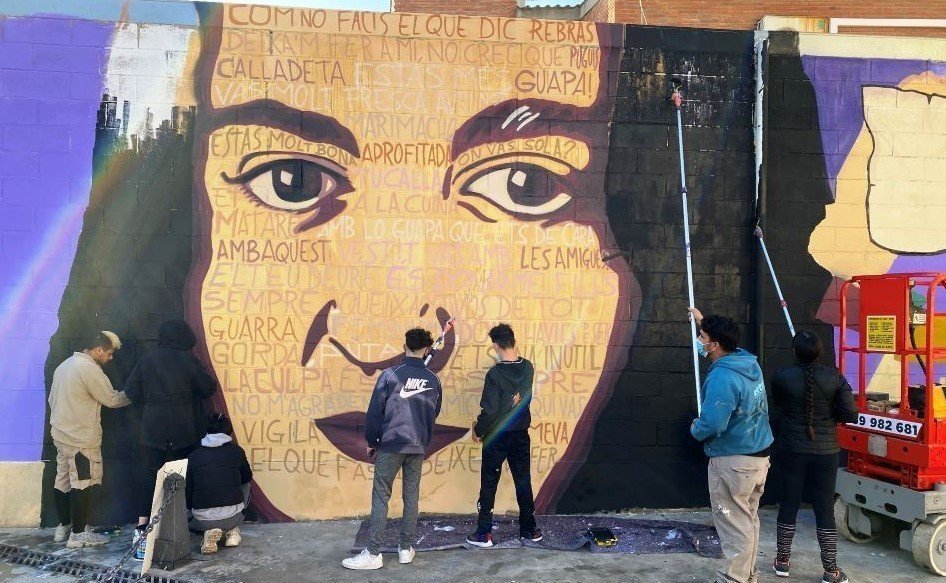 L'alumnat de l'UEC de les Borges pintant el mural contra les violències masclistes -  ajuntament de les borges blanques