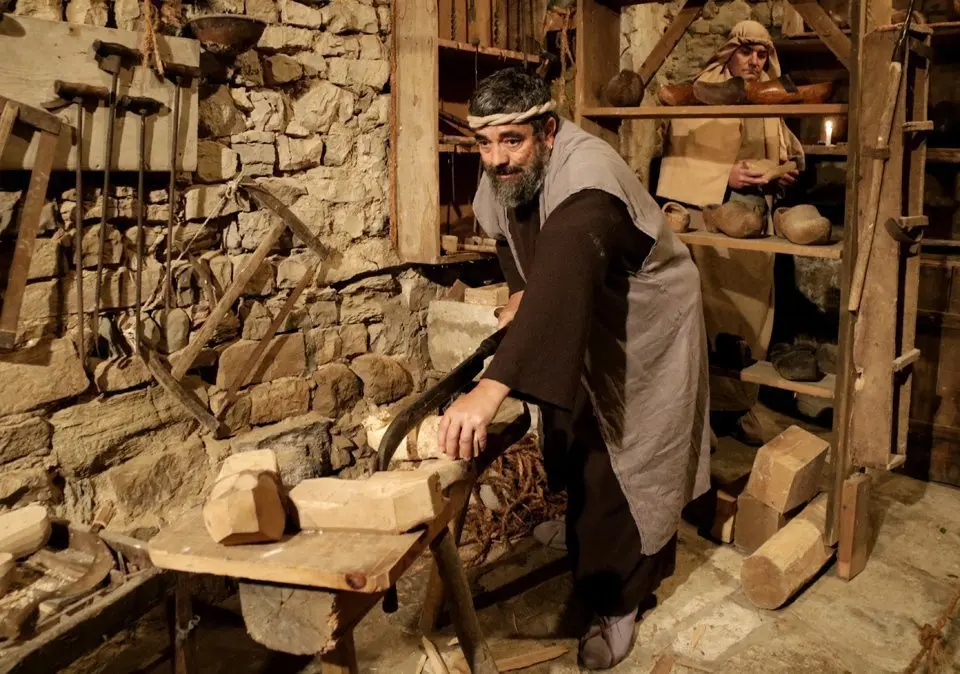 Pla obert d'una escena del Pessebre Vivent de Sant Guim de la Plana en què s'hi veu un home representant l'ofici d'escloper, el 22 de desembre de 2019. (Horitzontal)