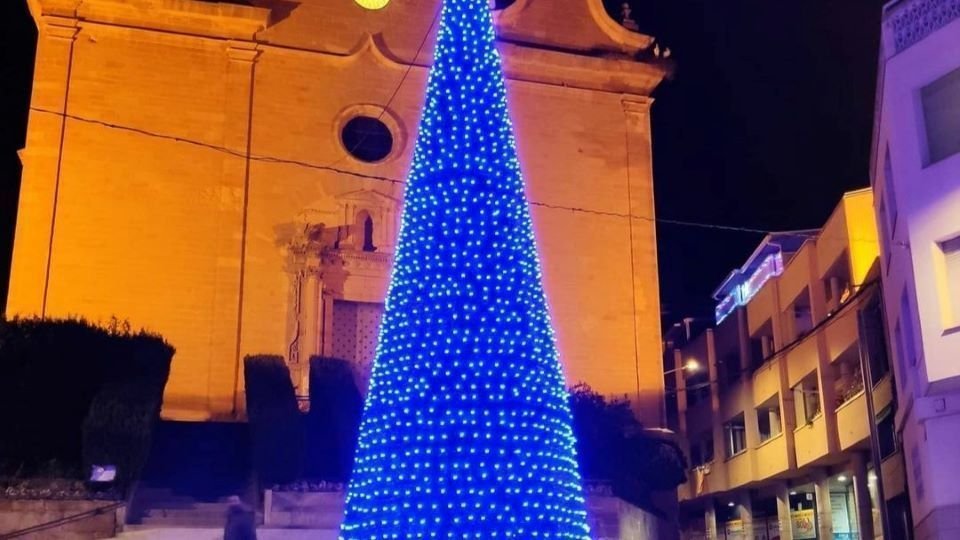 L'arbre de Nadal il·luminat a la plaça de l'Església d'Alcarrràs - Ajuntament d'Alcarràs