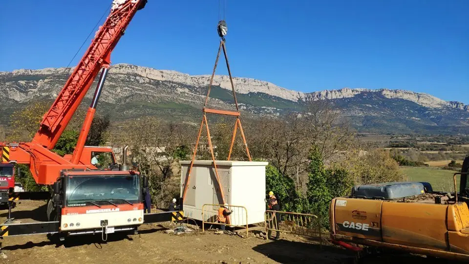 La col.locació de la caseta al Camí Nou on anirà un dels nous transformadors elèctrics d'Àger