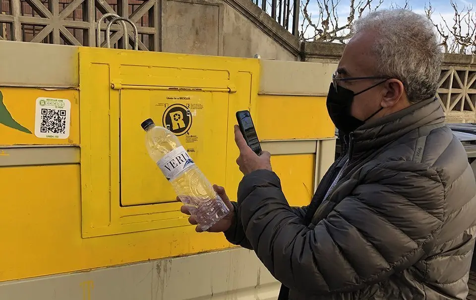 Enric Mir escanejant un envàs abans de reciclar-lo ©AjBorges