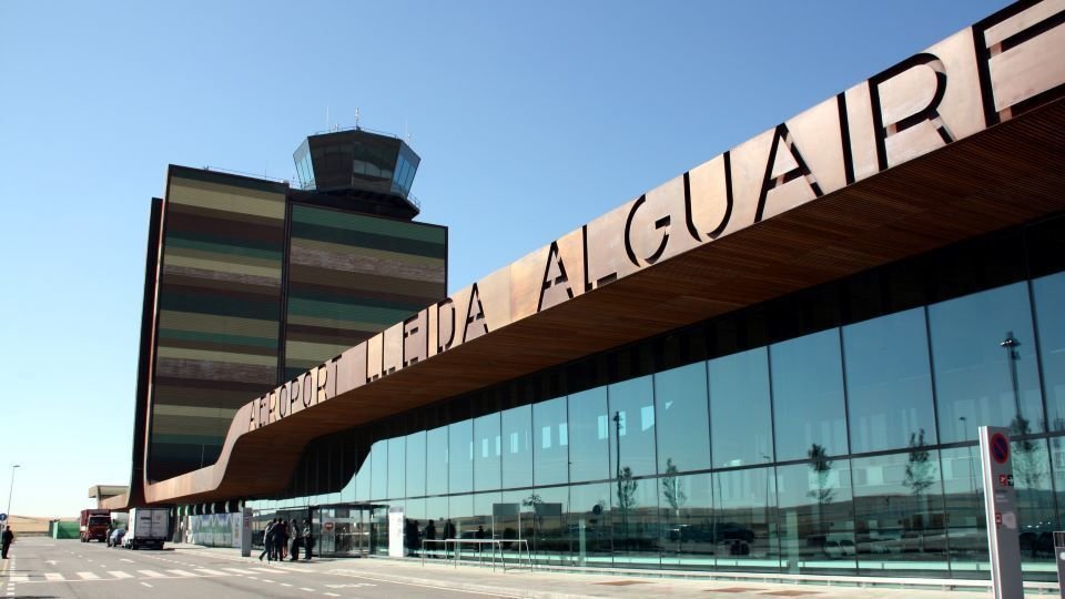 Exterior de l'aeroport d'Alguaire - Foto: Anna Berga