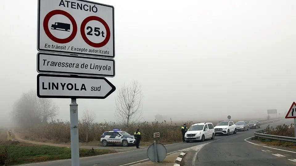 Mossos d'Esquadra aturant un vehicle a l'accés de Linyola @ACN