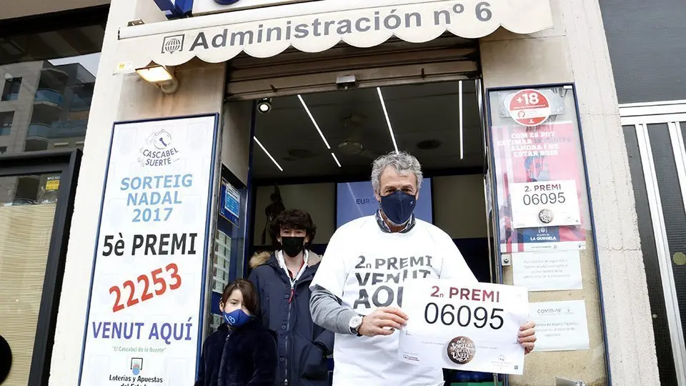 Celebració a l'administració de Lleida que ha repartit una sèrie del segon premi de la loteria de Nadal