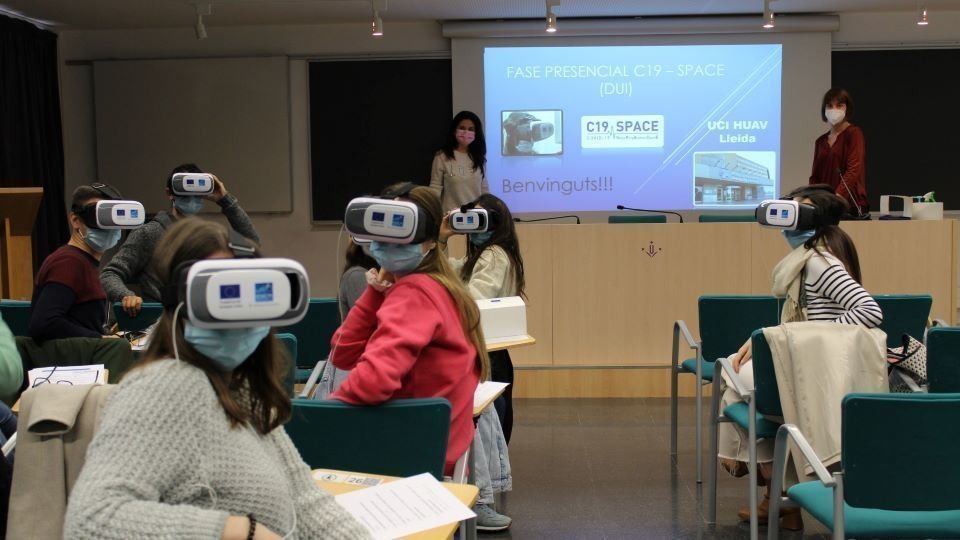 els alumnes del curs C19 SPACE amb les ulleres de realitat virtual