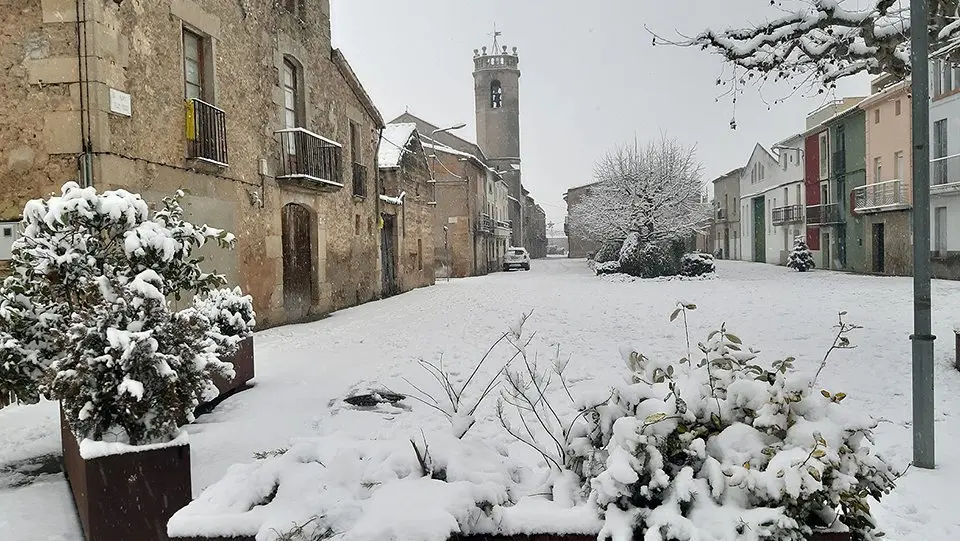 El centre del Poal cobert per la nevada @RafelPanadés