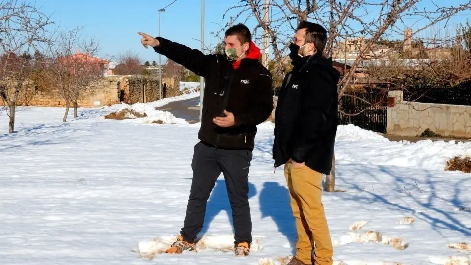 Anna Berga
Pla general dels veïns del Vilosell i membres de la Coordinadora per a una eòlica i solar sostenibles, Arnau Nogué i Adrià Masip, assenyalant indrets del municipi on es volen instal·lar plantes energètiques, el 16 de gener de 2021. (Horitzontal)