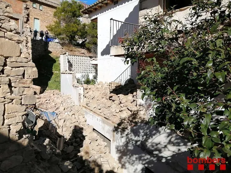 Part del mur de pedra antic que ha caigut al nucli de Talladell, a Tàrrega @Bombers