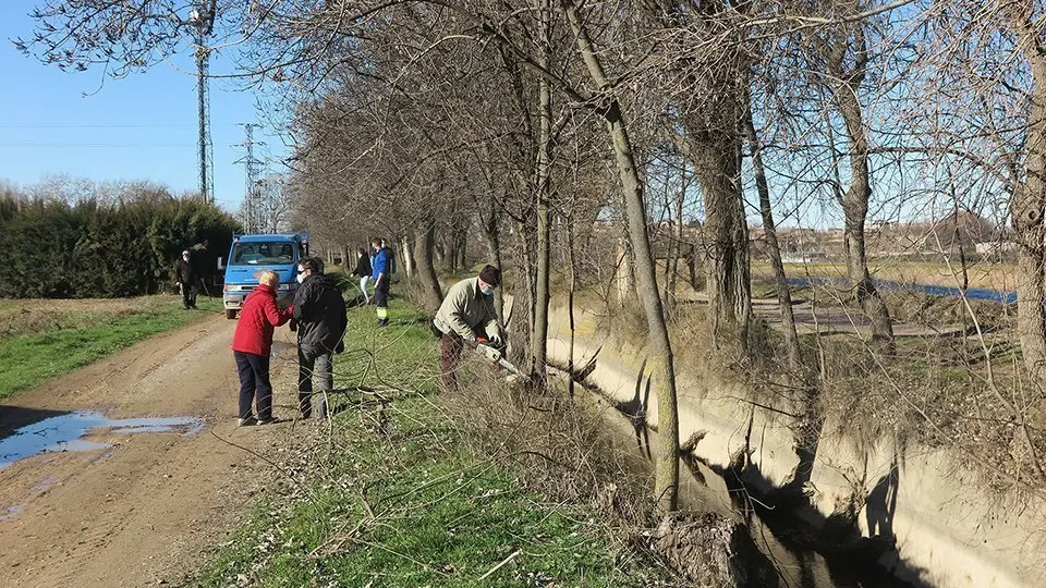 Alguns voluntaris de l'entitat treballant a la Banqueta de Juneda