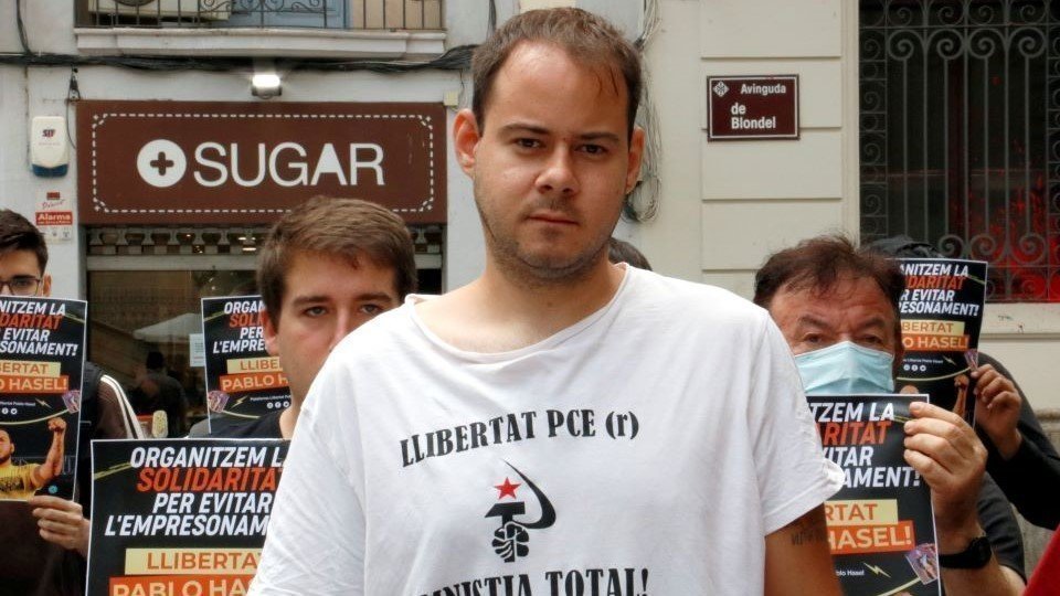 El raper lleidatà Pablo Rivadulla, conegut artísticament com a Pablo Hasel, després d'una roda de premsa a Lleida - Laura Cortés