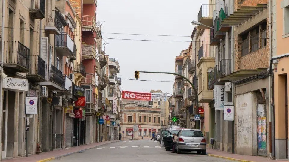 La pancarta de 'No volem la variant' penjada a la carretera d'Agramunt, al centre d'Artesa de Segre - foto: Cedida per 'No volem la variant'