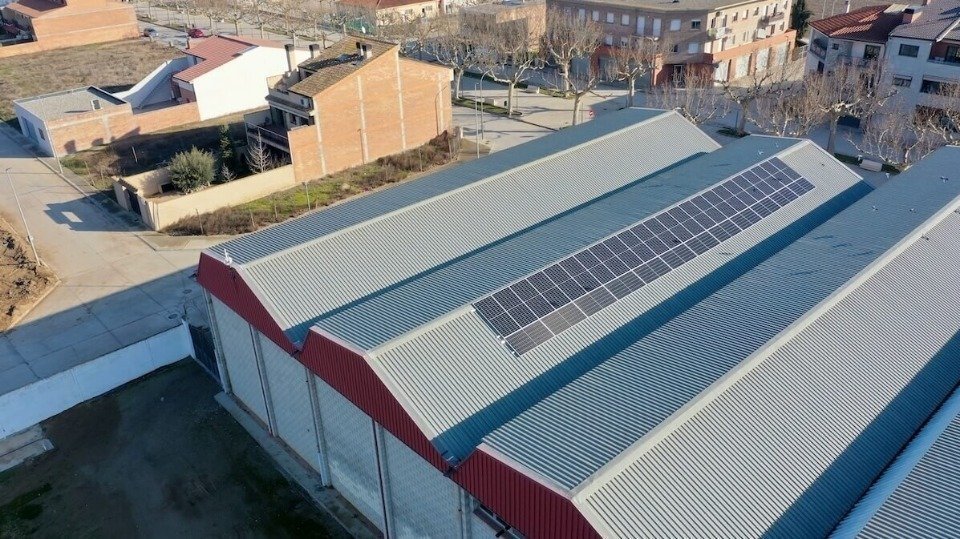 Els panells solars instal·lats a la teulada del poliesportiu de Bellvís