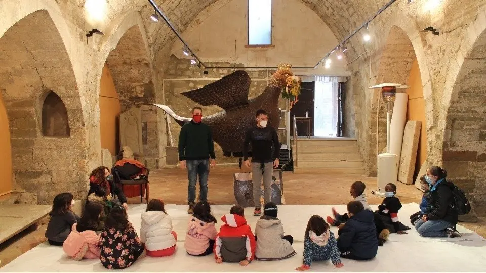 La quitxalla ha pogut conèixer a l'Àliga de Cervera a l'església de Sant Joan