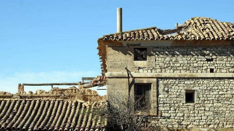 L'estat de la teulada de Casa Vallmanya és cada cop més preocupant